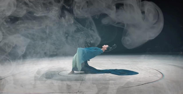 河南90后女生因“青绿腰”火了，一舞出经典，让人过目难忘