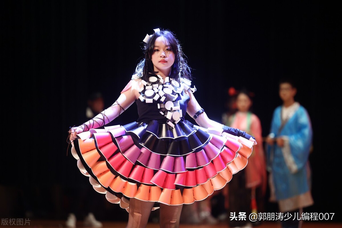 南通中学生环保服装秀,废品变成华丽"时装",意义重大