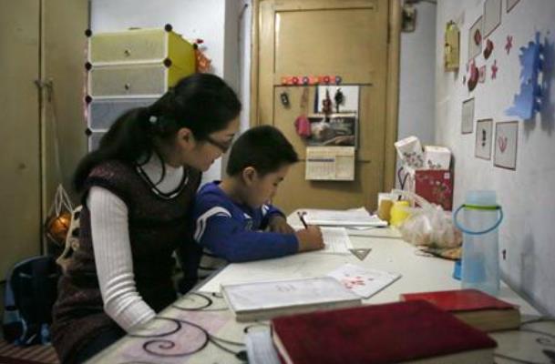 网课可以自设“背景图”，学生假装自己在国外上课，老师忍俊不禁