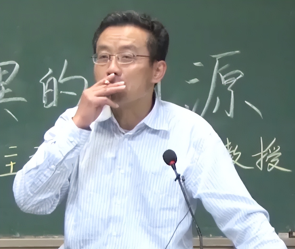 复旦教授“上课吸烟”，学术专业性被网友质疑，但每节课座无虚席