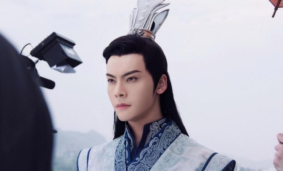 “龙须刘海”不要轻易尝试！有人仙气十足，有人酷似蟑螂精