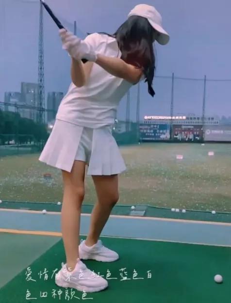 王诗龄穿短裙打高尔夫球，动作熟练有名媛范，网友直呼有钱真好