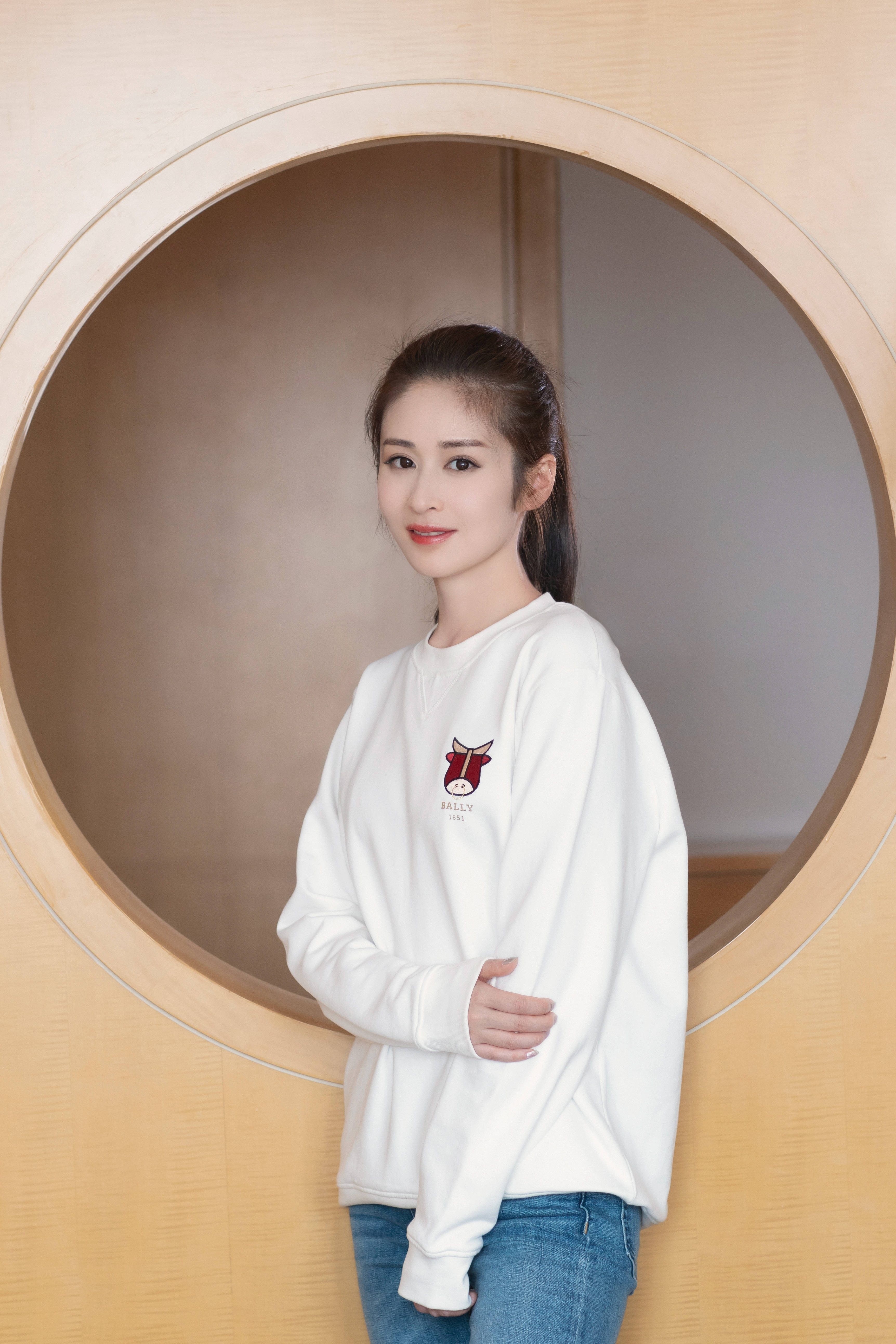 颖儿：父母为了她分居7年，她与丈夫AA制，生完孩子9天就复出拍戏