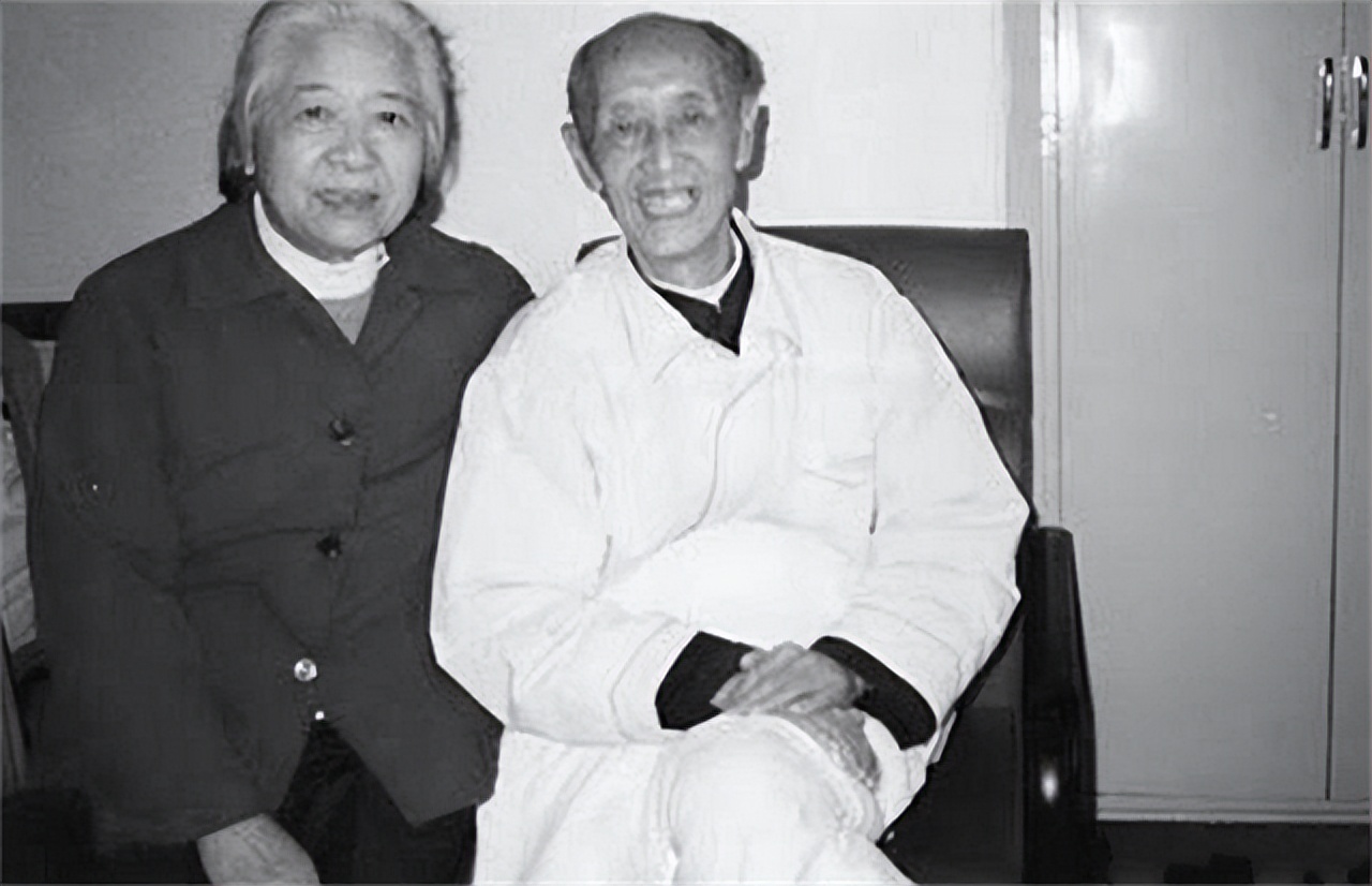 1930年，考生数学交白卷作文写28字，院长看后十分激动：破格录取