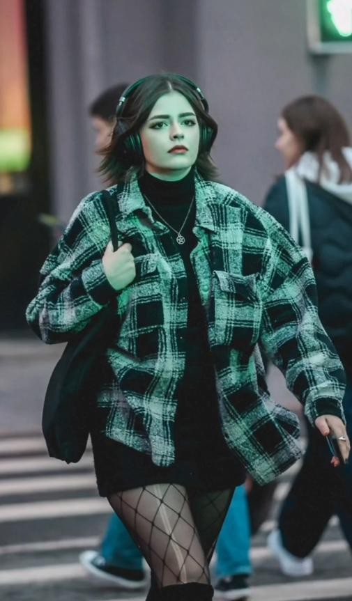 俄罗斯街头的美女太多了，穿的裙子也都这么时髦，又复古又时尚