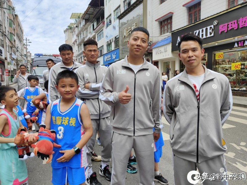 村里的nba有哪些(贵州乡村篮球赛激发共鸣：群众是最闪耀的星)