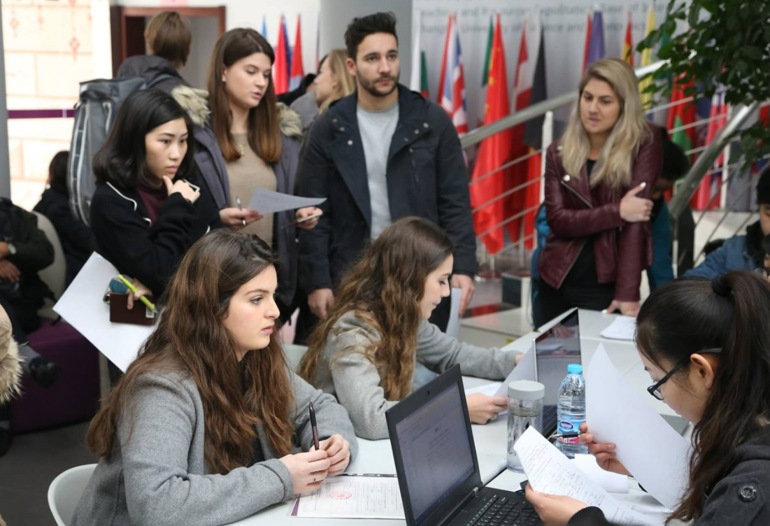 海外“一年制硕士”成为话题，留学生回国找工作，现状引起争议