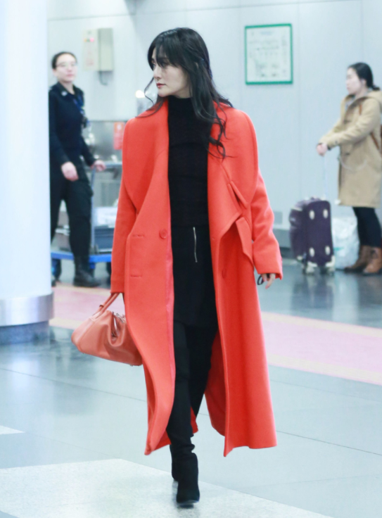 “谢娜”的衣品终于逆袭！穿牛油果绿棉服配运动裤，减龄如同18岁