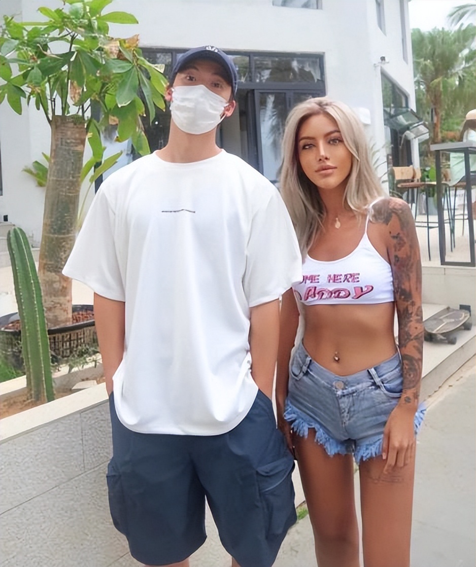 许光汉偶遇素人美女合照，生图状态太能打，身高差略显般配