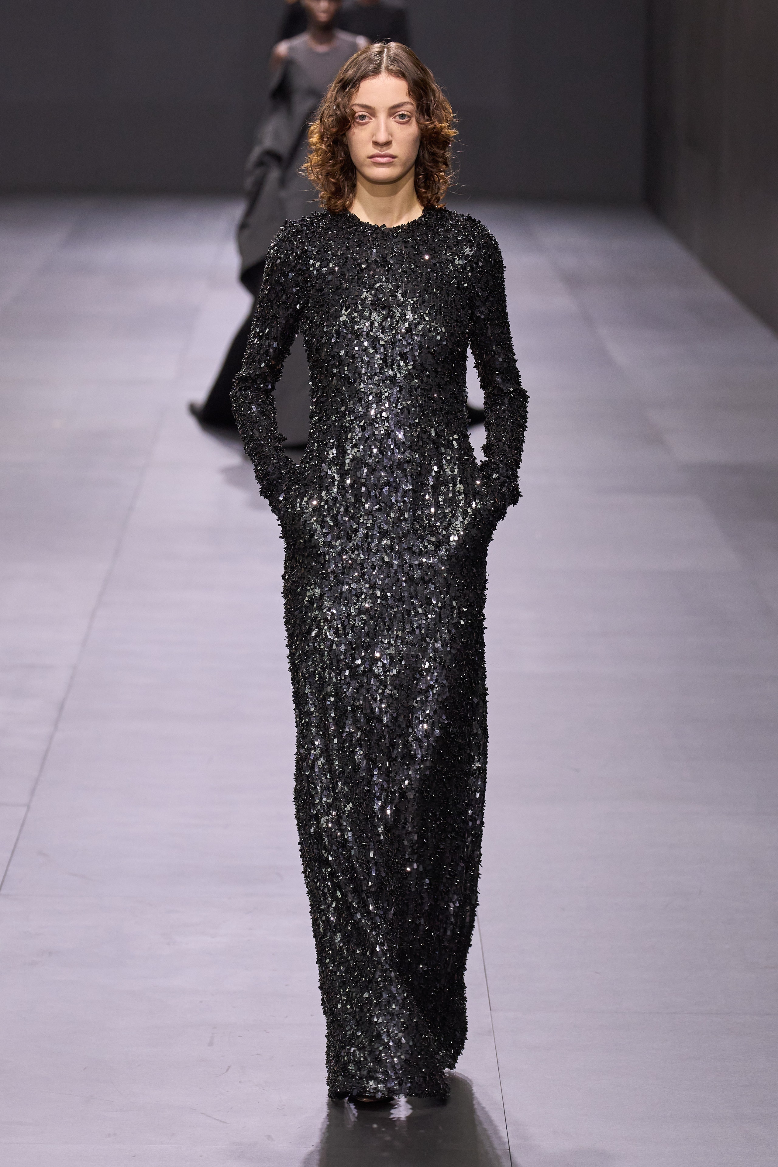 华伦天奴valentino选用廓形结合亮片,羽毛打造出丰富的细节质感