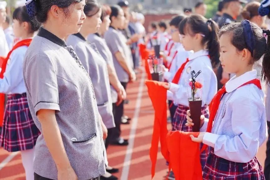 成都高新区中和小学开展“五一致敬最美劳动者”主题活动