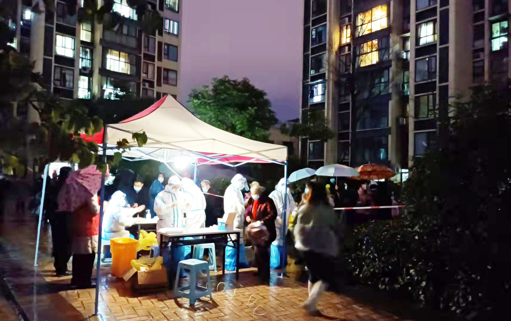 雨夜逆行，他们为金堂百姓健康筑牢起最坚固的“防火墙”