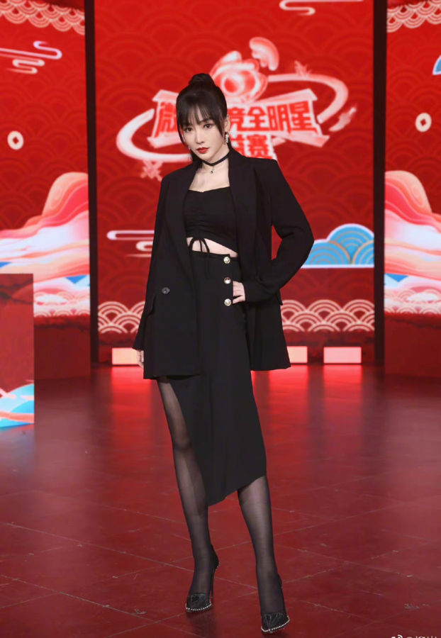 柳岩参加活动再秀性感，黑丝勾勒大长腿，41岁颜值在女星中最抗打