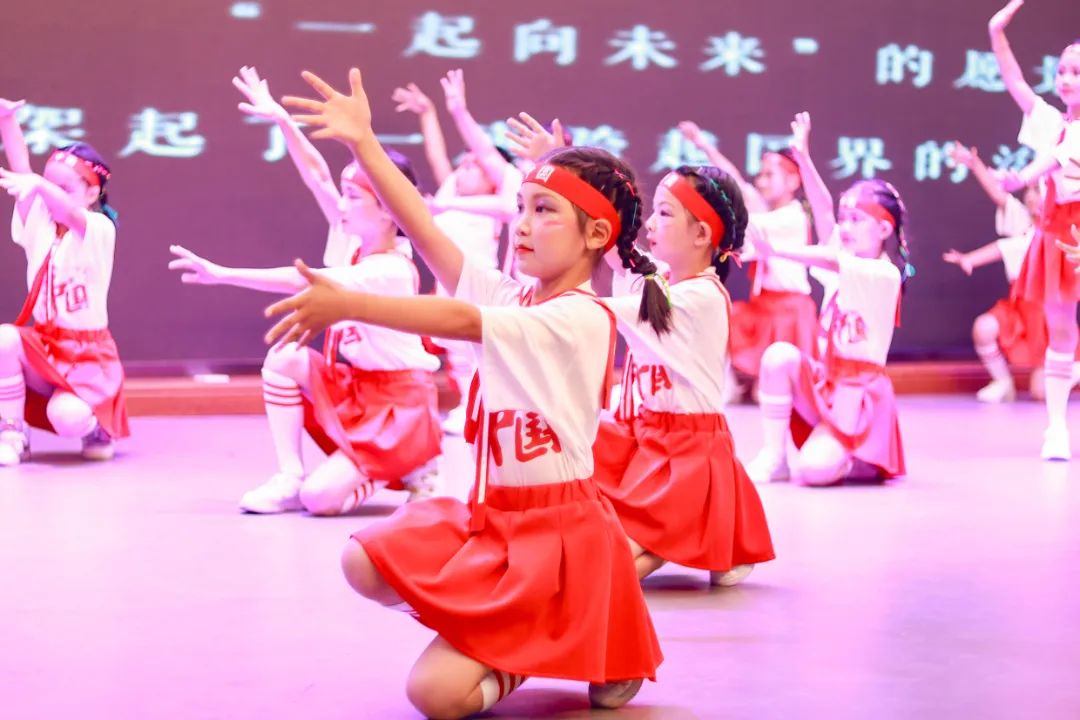 华阳实验小学举行“童星耀五月·艺术绽花开”群舞比赛（续）