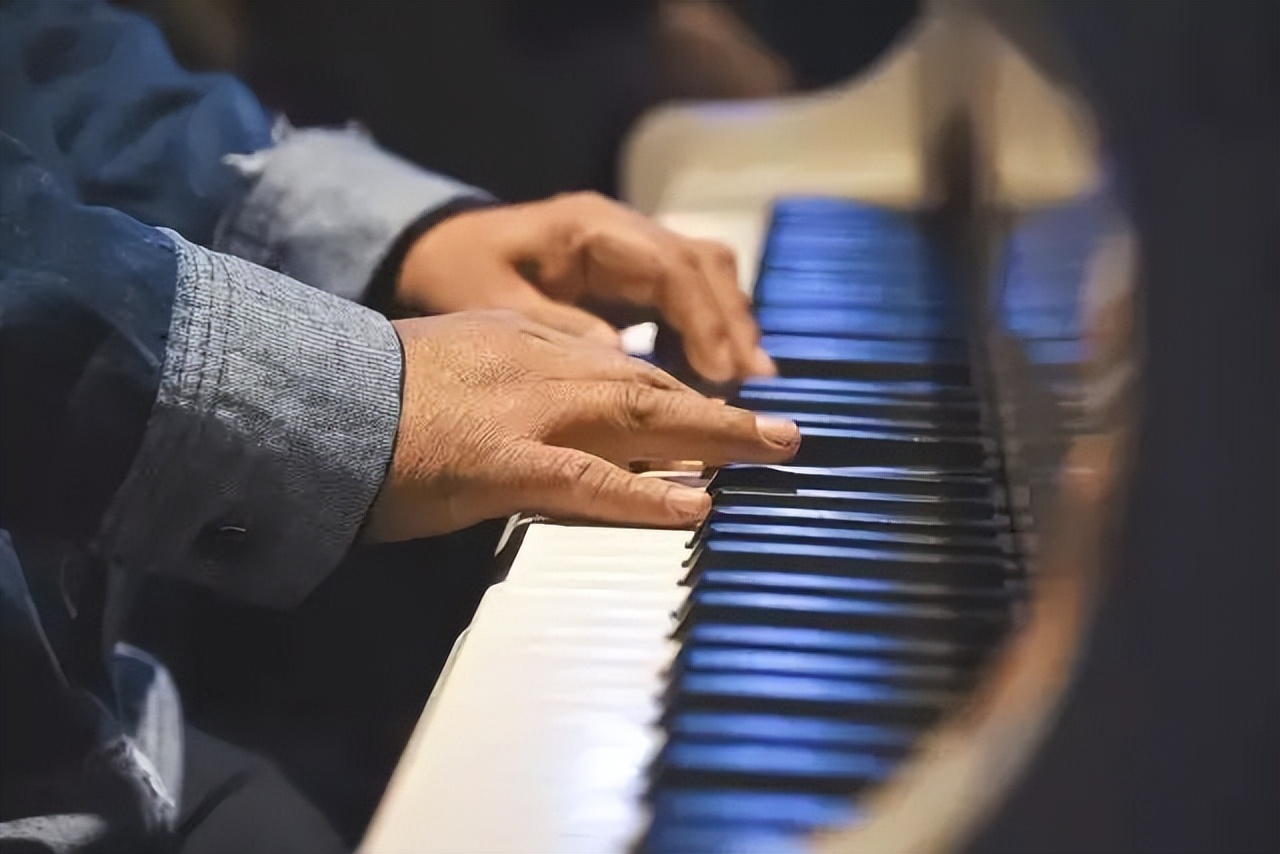 那个让白岩松落泪的男歌手，消失了近30年