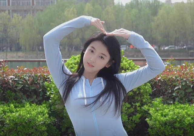 河南一美女校花火了，清纯可爱美丽动人，网友：是初恋的感觉