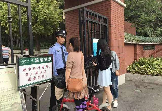 大学生假期封校，学校食堂“幸灾乐祸”，打出一行标语挑衅满满