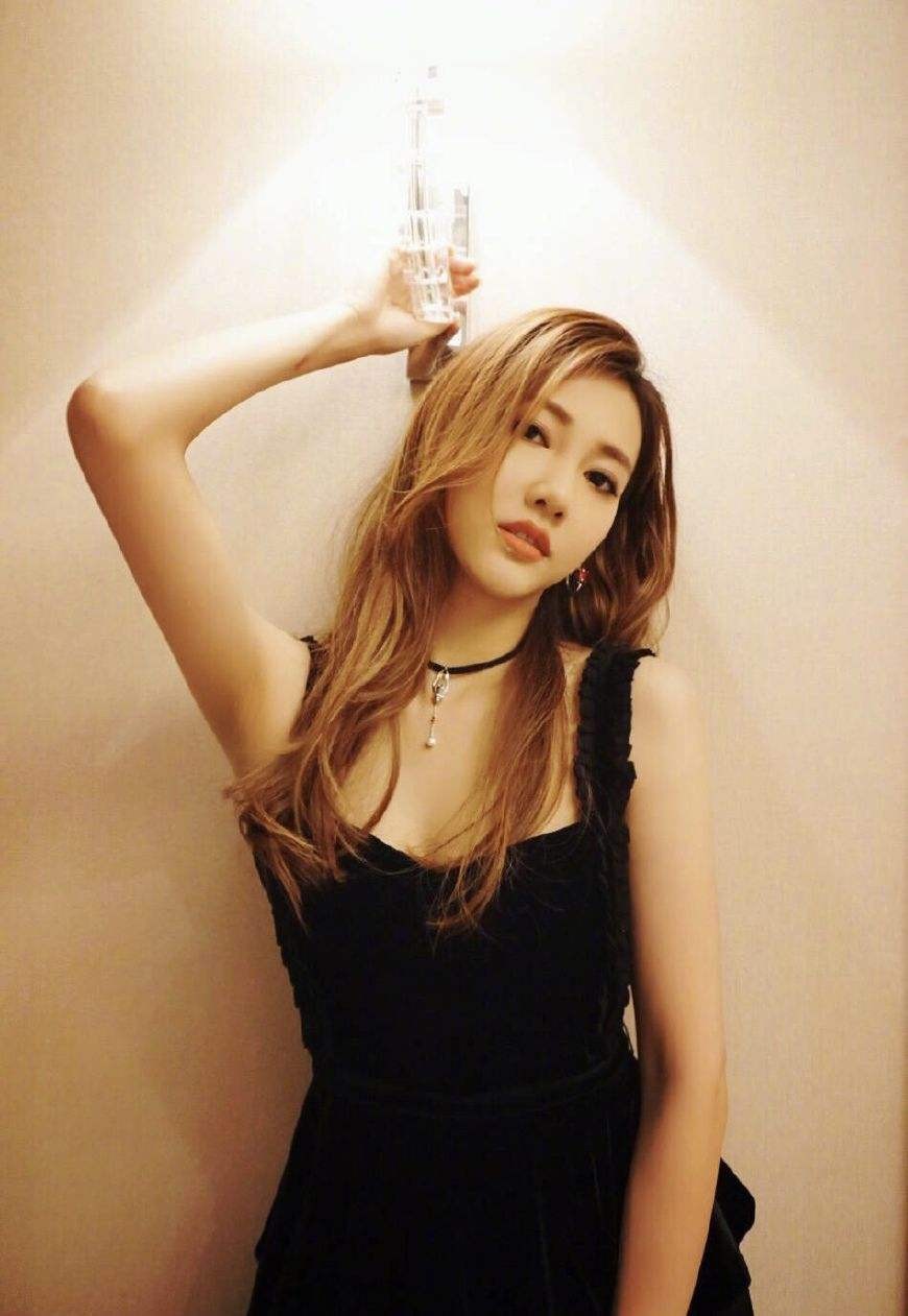 有一种“情商洼地”叫做弦子，19岁出道歌比人红，不会说话是硬伤