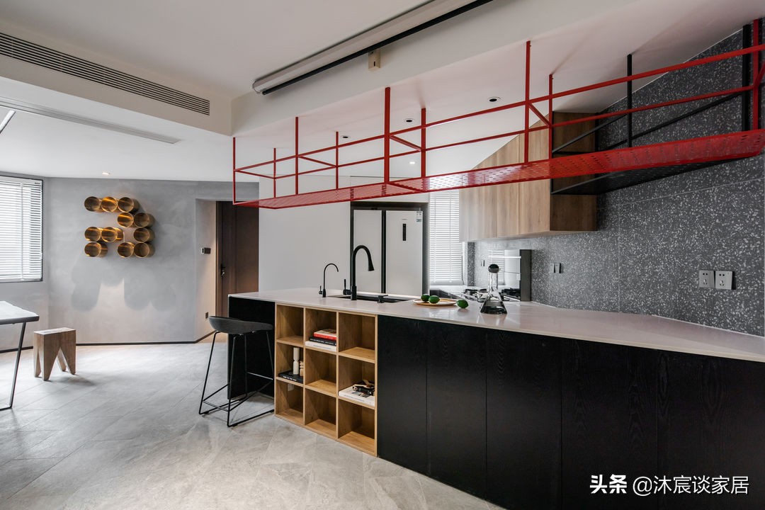 不管他人怎么说，她坚持把家装成自带高冷范的工业风，住着很舒适