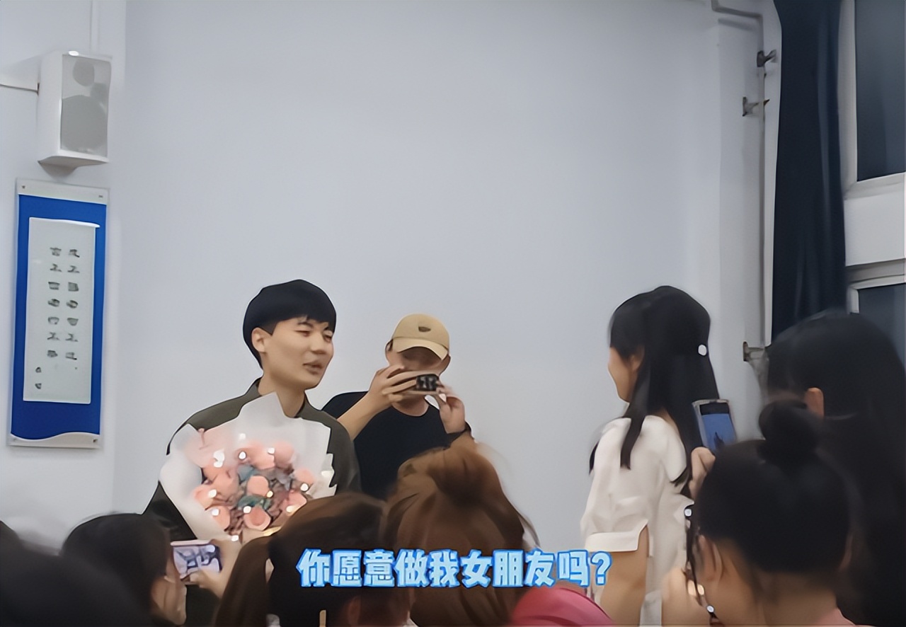 大学生手捧鲜花向心仪女生表白，引众人围观，温柔亲吻获网友点赞