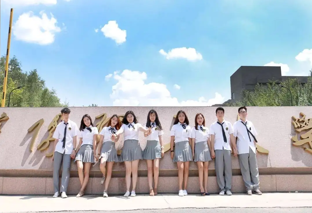 专科生不属于大学生？穿“学士服”拍照被本科生质疑，称其没资格