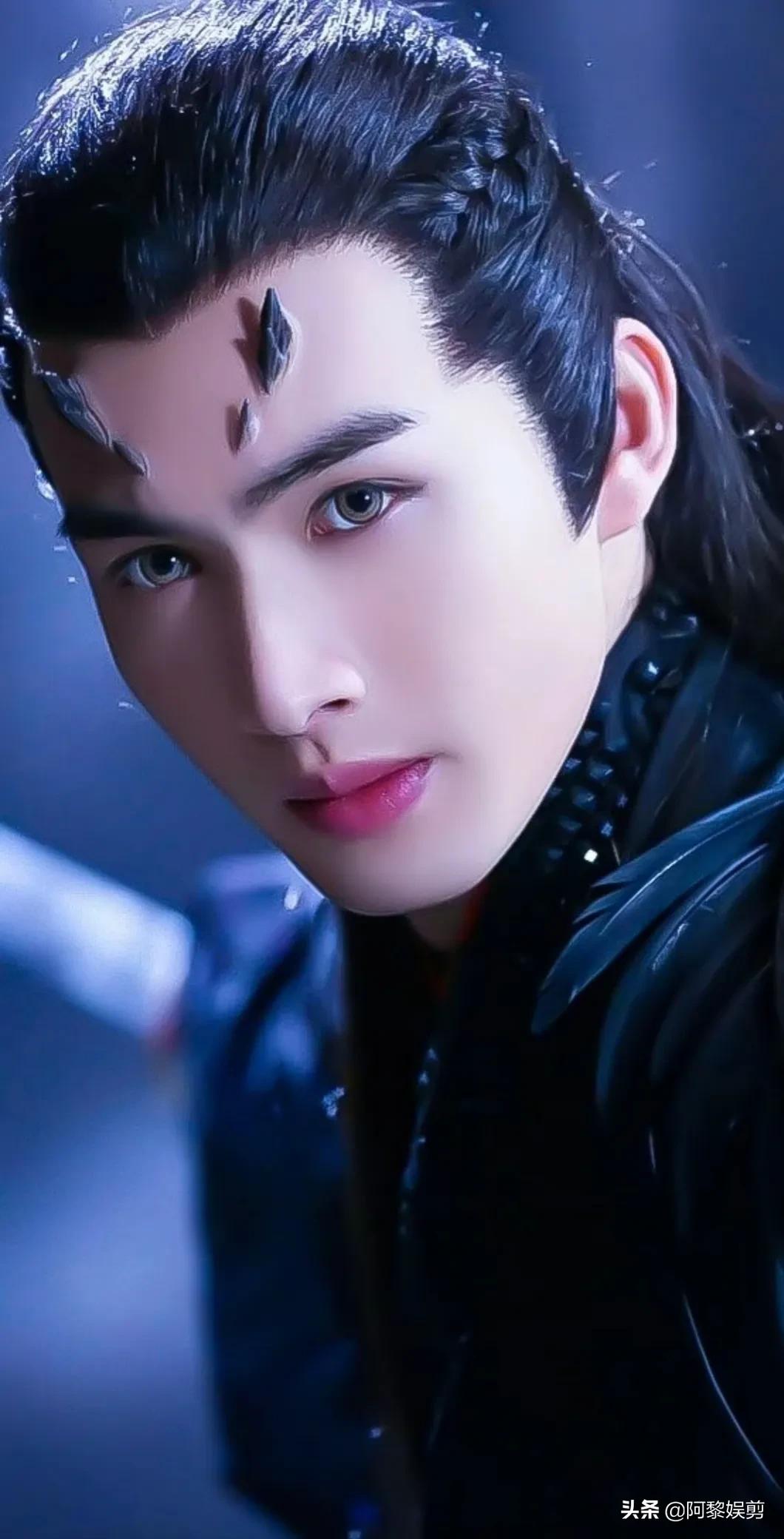 张彬彬太帅了，帅得无可挑剔，带着淡淡的悲伤