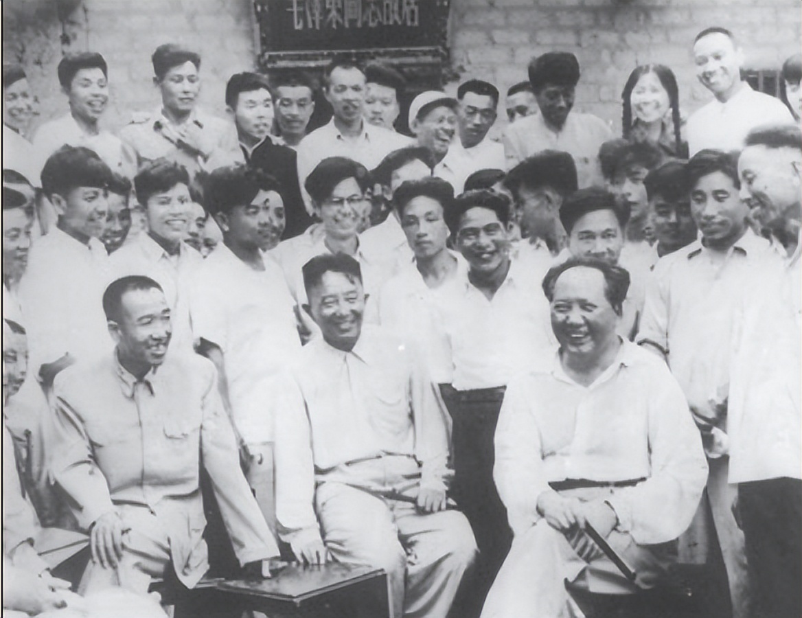 1961年刘少奇参观毛主席故居，看到门匾后严肃道：这个字需要改