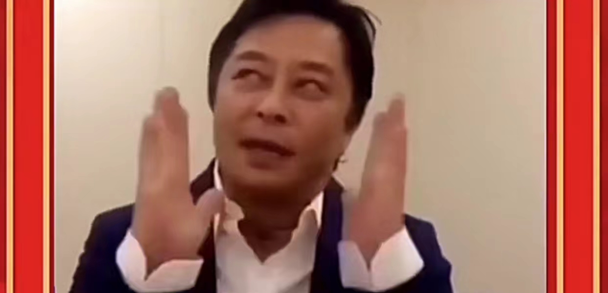 王杰退圈多年曝近照，戴耳环满头黑发宛如回春，久居国外生活惬意