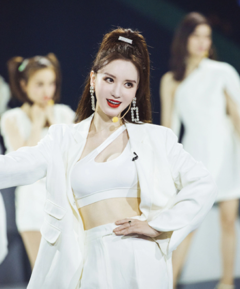 张萌瘦身成功后秀巴掌腰，脖子被拉得太长，本人回应特效开过了