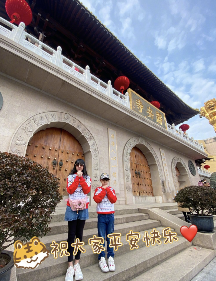 吴尊一家首次在中国过春节，夫妻庆祝相爱26周年，送花送吻超浪漫