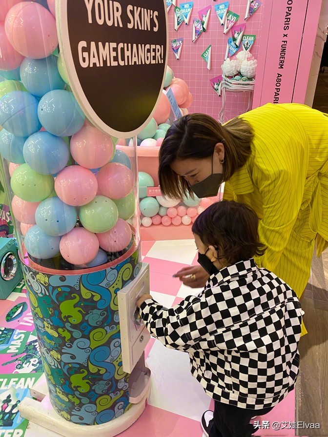 佘诗曼真是“辣妈”，穿风衣抱娃逛街很轻松，笑成眯眯眼母爱泛滥