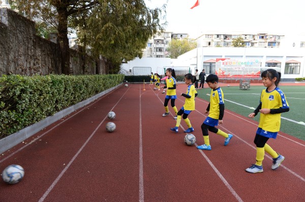 上海青少年足球静安（静安区第一支小学女子足球队在静安这所小学诞生 在女生中推广足球运动已有5年多）