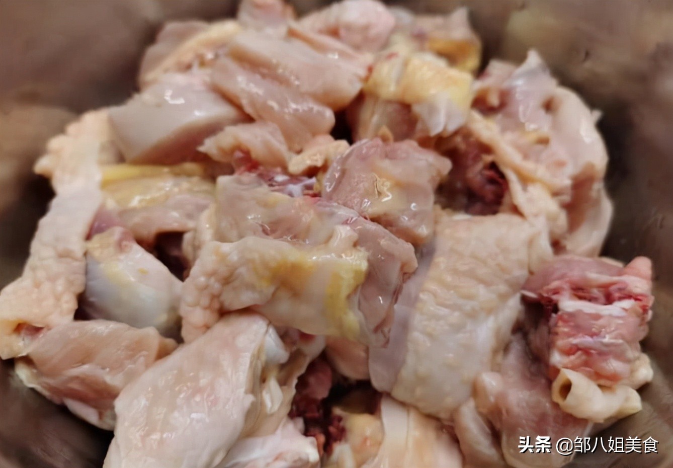 炖鸡汤，记住“加2步放3样”，炖好后鸡汤鲜香无腥，浓郁好喝