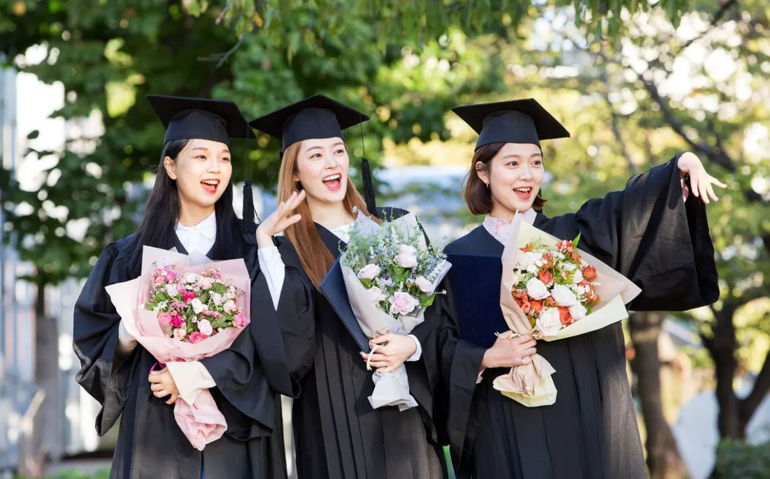 武汉大学毕业生偶遇新生军训，边吃雪糕边炫耀，下一秒变“乖巧”