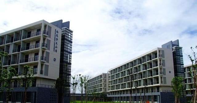 2009年，上海女硕士带母求学被拒自杀，校方回应：可赔偿，不道歉