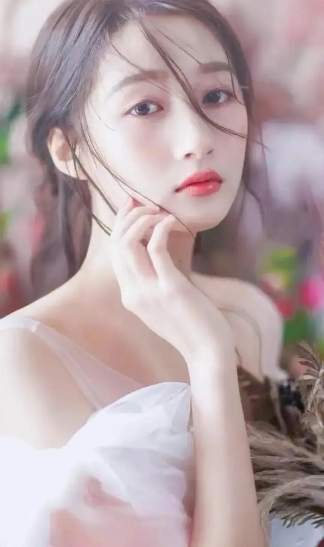 关晓彤现身，穿着太时尚。经典靓照