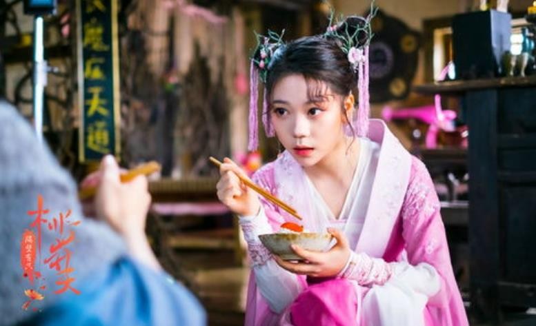 中传毕业科班出身，靠选秀搭档杨超越出道，后转行演戏屡遭吐槽