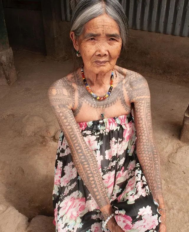 106岁花臂奶奶帅爆全网!终身不嫁无儿无女,却被无数人封为女神