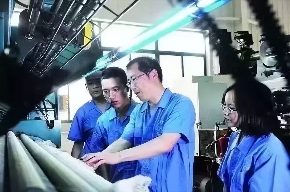 创全国第一，为航天器编织“玻璃翅膀”！这所大学7人集体获官方表彰！