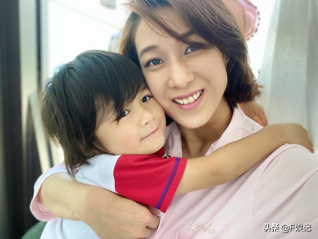 竞争视后？钟嘉欣有儿子相陪返港很开心 儿子亲吻其脸颊显甜蜜