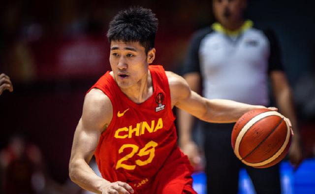 打篮球的中国球员（中国男篮5名球员回国，留下胡明轩，裁掉了赵睿，立刻引起热议）