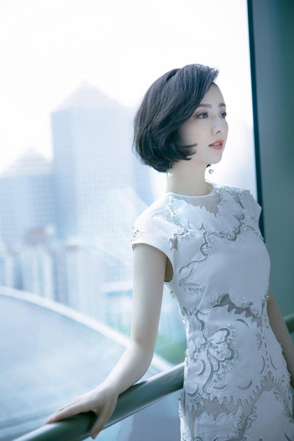 佟丽娅穿刺绣白裙气质清雅 一头微卷短发精致时髦