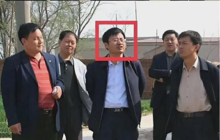 做一个理智客观的吃瓜群众，而不是被节奏一带就走的乌合之众