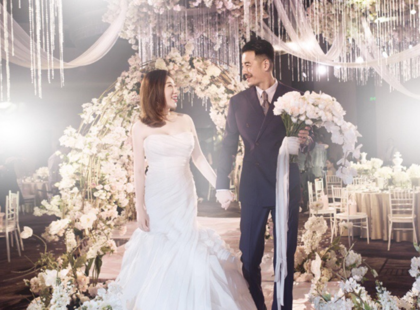 “许大茂”海一天晒全家福，手臂壮实太抢镜，娇妻穿吊带裙炫细腿