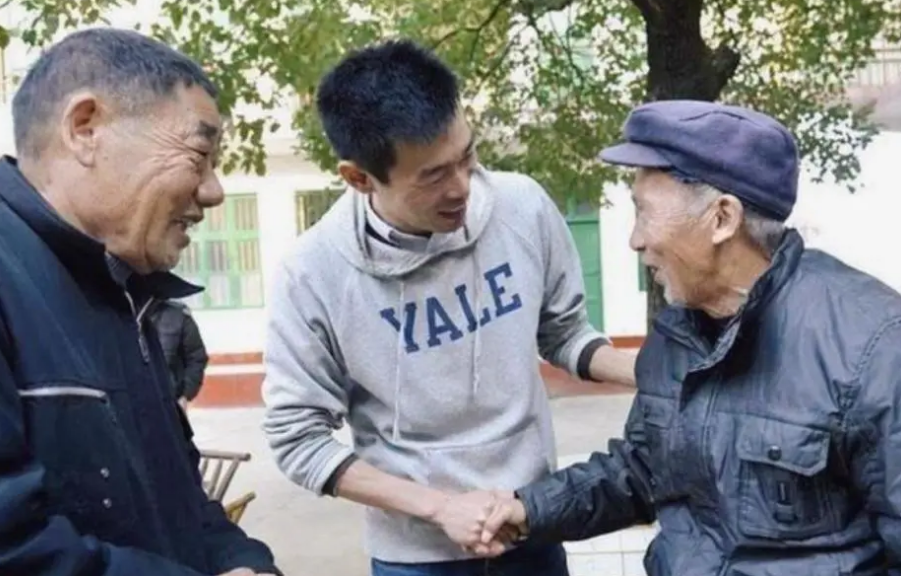 拒绝国外百万年薪，回国当村官月薪1450元，“耶鲁哥”现状如何？