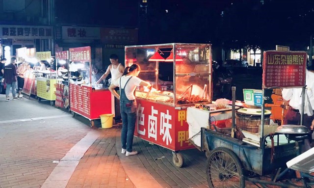 双胞胎姐妹同时考上大学，15年没买过新衣服，全穿亲友资助的旧装