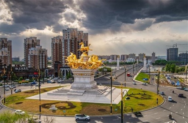 这个东北女孩，在英国上演逆袭童话，查尔斯王子曾找她定制礼服