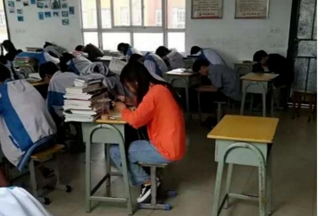 山东农村小学出现“课霸”？学生直接躺在地上睡觉，老师拿他没法