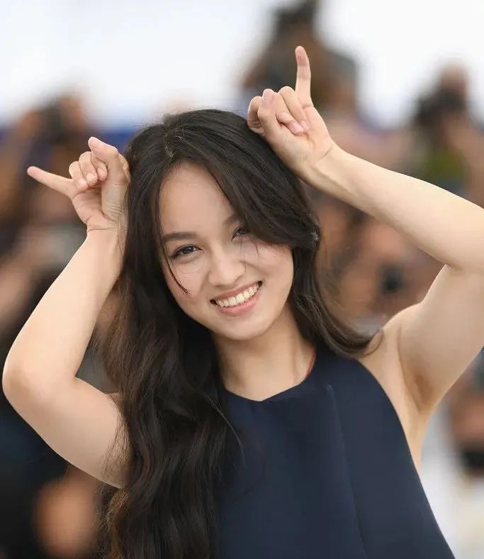 她刚出道，就刷新了华人女星尺度