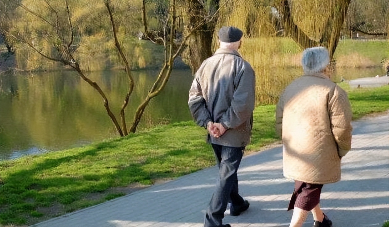 退休医生坦言:多走路和多睡觉对身体好，而坚持这2件小事或会长寿